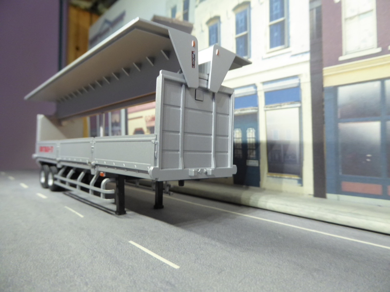 Illustration for article titled Hot Sixty 4th: Truckin' Thursday with Tomica Trailer